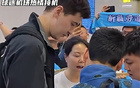 新疆歸，球迷歡騰接機(jī)；阿不都簽名，戰(zhàn)遼寧八強(qiáng)。