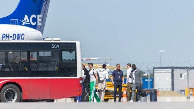 圖片報：拜仁14人歸隊備戰(zhàn)霍村，明日啟程。