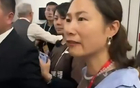 網(wǎng)傳藍(lán)衣女挑釁沖突，非北京女記者劉茹，涉事球迷已拘留。
