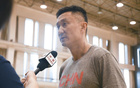 李夢(mèng)亮相耐高總決賽，美艷動(dòng)人，與杜鋒交流熱烈