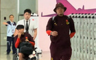 國足抵渝，胡荷韜坐輪椅，王大雷招手致意。