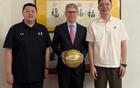 楊鳴、小劉受邀領(lǐng)館，遼籃外援選擇非美，未來更便利。