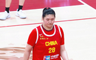 中國(guó)女籃勝連場(chǎng)，問(wèn)題顯三重。宮魯鳴論雙塔，張子宇待磨合。