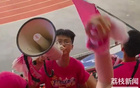 蘇超小球迷領(lǐng)喊，鎮(zhèn)江隊16歲高中生領(lǐng)呼聲