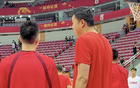 王治郅紅T恤助隊(duì)友熱身